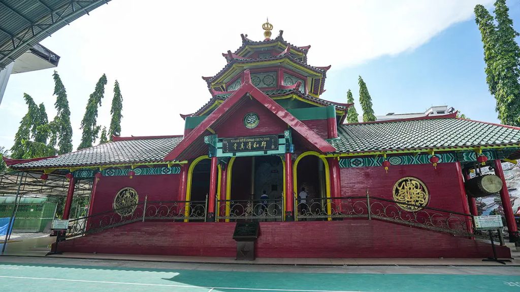[A detailed view of the ornate roof and red facade of the Cheng Ho Mosque, a monument to the explorer Zheng He and a highlight of this travel guide.]