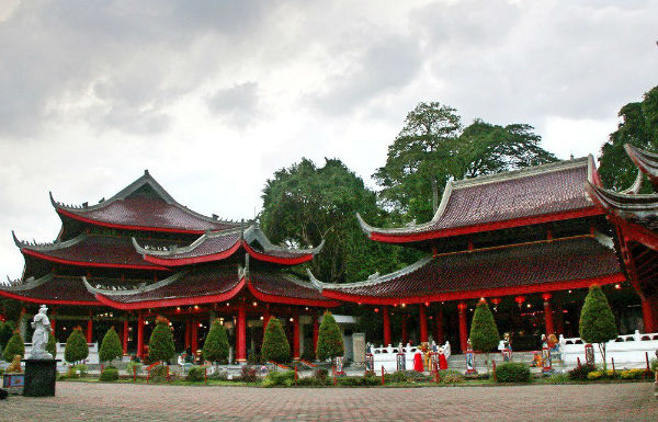 [The unique Chinese-style architecture of the Cheng Ho Mosque in Surabaya, one of the more unique cultural things to do in East Java.]