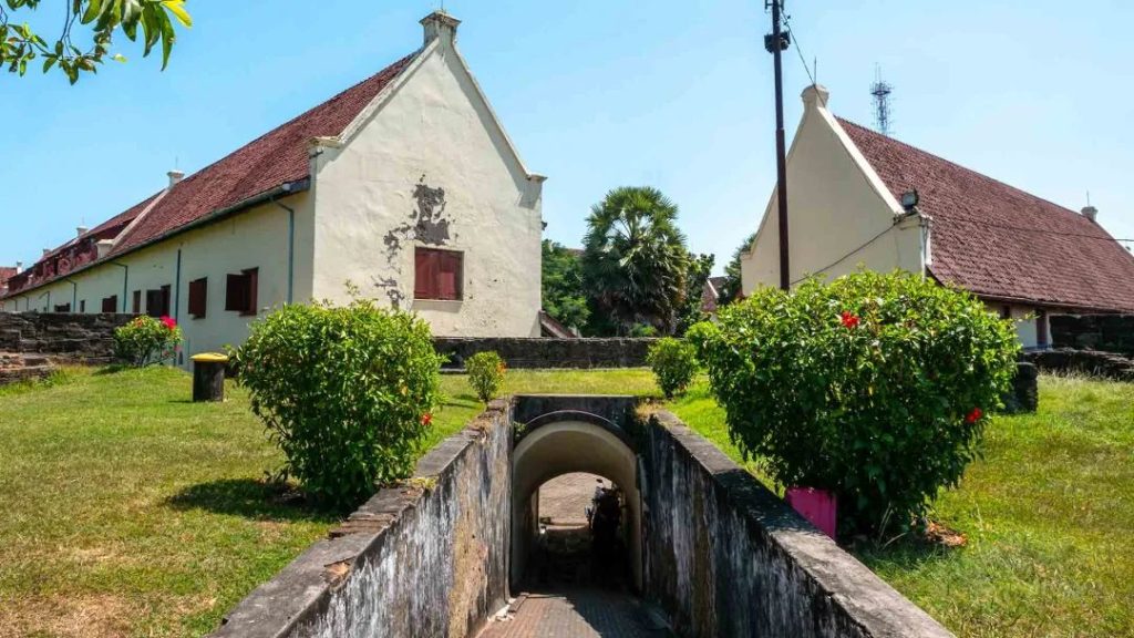 [The historic grounds and fortifications of Fort Rotterdam in Makassar, an essential stop when exploring things to do in Sulawesi.]