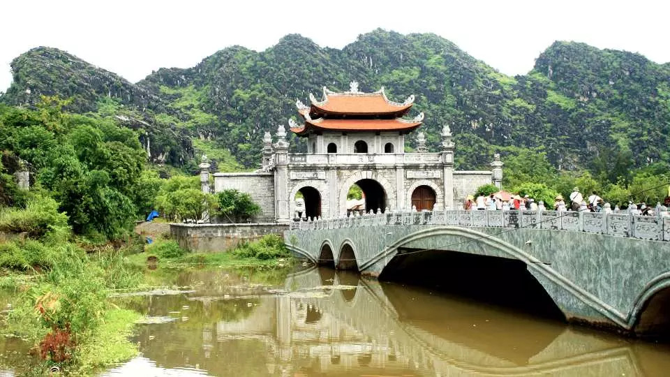 [The iconic dragon sculpture atop the Mua Cave viewpoint, offering panoramic views of Ninh Binh.]