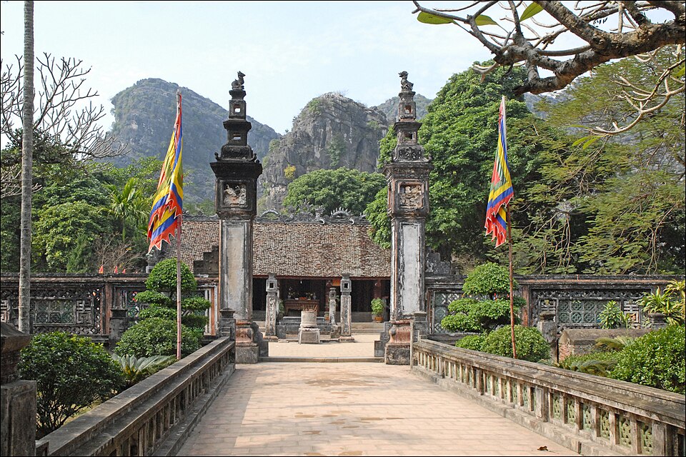[The historic stone bridge leading to the ancient capital of Hoa Lu in Ninh Binh, a site rich with Vietnamese history.]