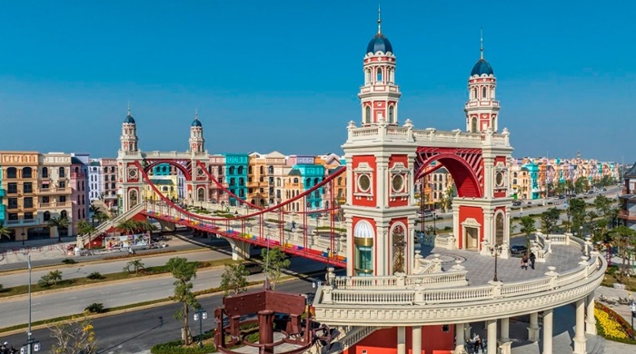 [The impressive Venetian-inspired entrance archway at Mega Grand World near Hanoi, a vibrant attraction for visitors.]
